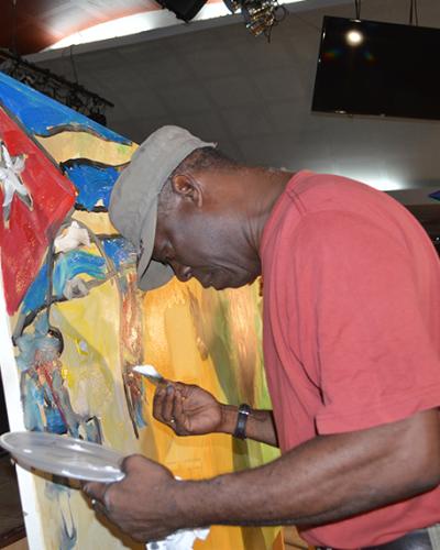 Eduardo Roca “Choco” durante el proceso de creación de los murales. Foto cortesía de Artex.