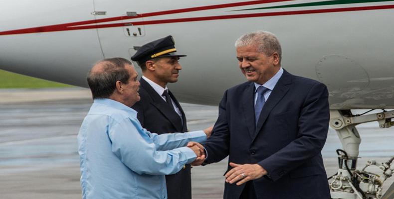 Abdelmalek Sellal (D) es recibido en el aeropuerto José Martí por Abelardo Moreno, Vicecanciller cubano (I). Foto: Tomada de Radio Rebelde