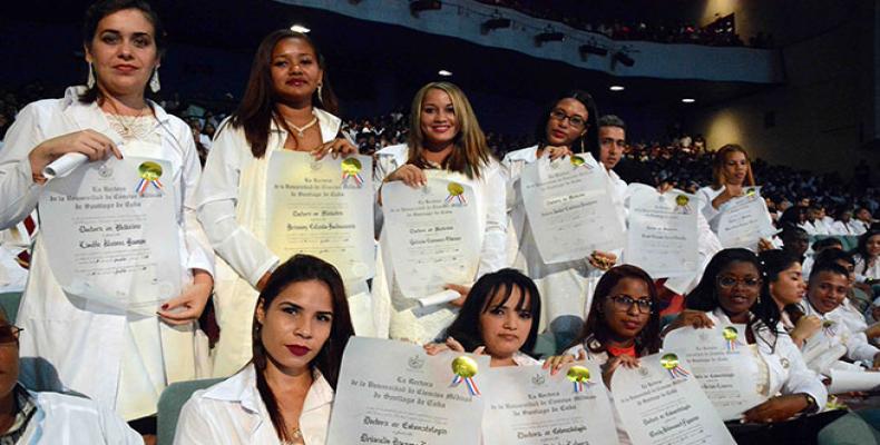 Más de 10 mil profesionales de la salud se graduaron en Cuba. Foto: Radio Reloj.