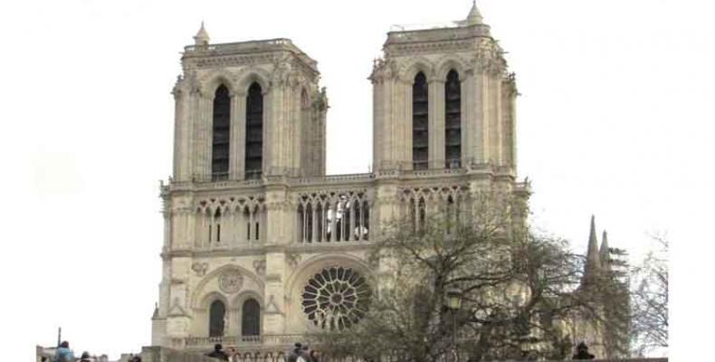 La explanada de la catedral de Notre-Dame reabrió este domingo al público en París. Foto: Prensa Latina.