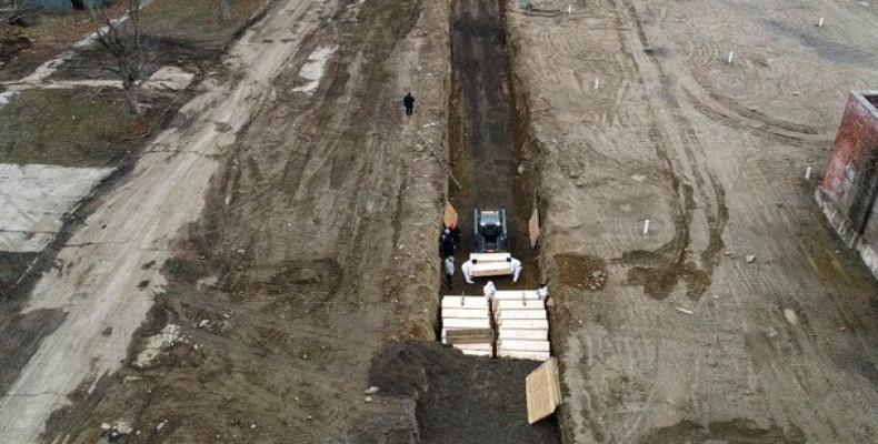 Drone pictures show bodies being buried on New York's Hart Island.  (Photo: Lucas Jackson/Reuters)