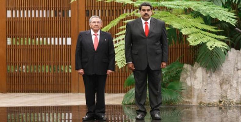 Raúl Castro (I) junto a Nicolás Maduro (D) en el Palacio de la Revolución, en La Habana. Foto: @PresidencialVen