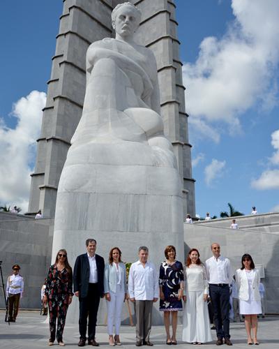 Juan Manuel Santos y la delegación que lo acompaña, ante la imagen de José Martí. Foto: el autor