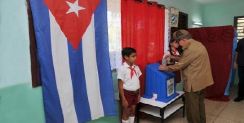 Raúl Castro ejerciendo su derecho al voto