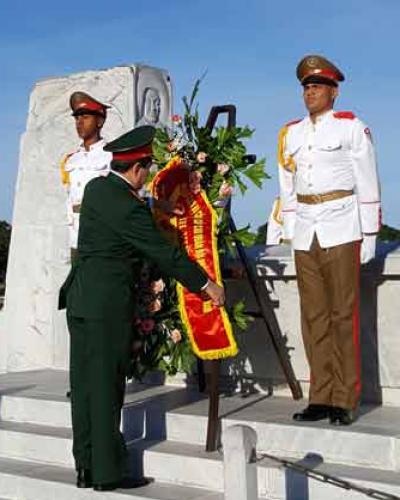 colocó una ofrenda floral en el monumento al héroe de las luchas por la independencia de la nación caribeña. Fotos: Luis Antonio Gómez Pérez