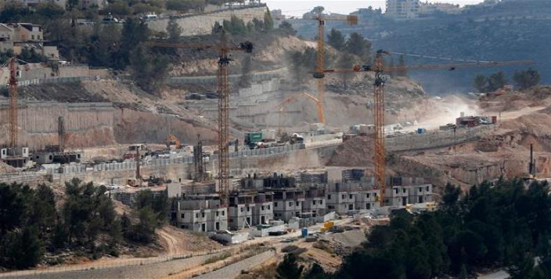 Picture taken on April 14, 2016 shows a partial view of the Israeli settlement of Givat Zeev near the West Bank city of Ramallah.  Photo: AFP