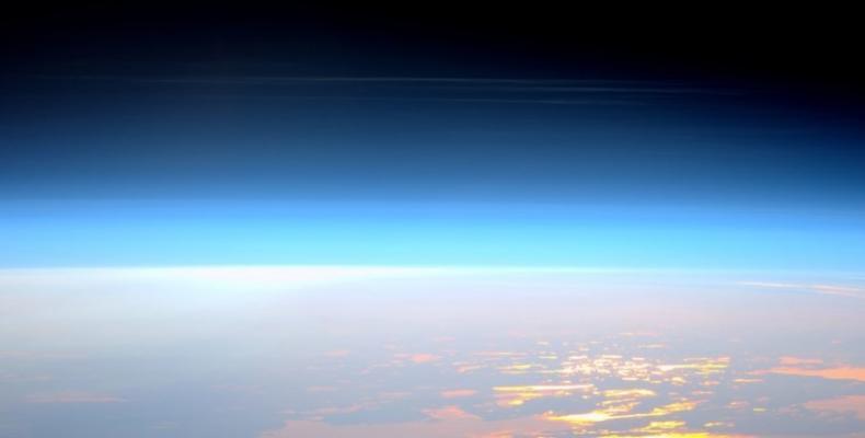 La nube noctilucente captada desde la Estación Espacial Internacional. (Foto/NASA)