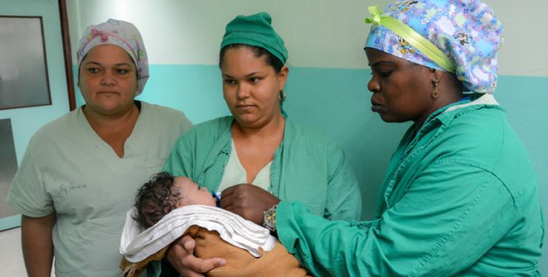 El bebé Néstor Enrique Delgado en brazos de su mamá. Foto: Iris Armas Padrino