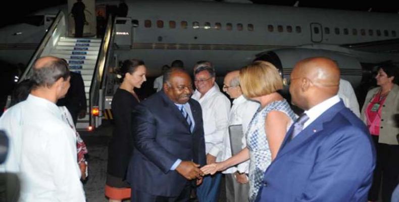 Presidente gabonés a su llegada a La Habana