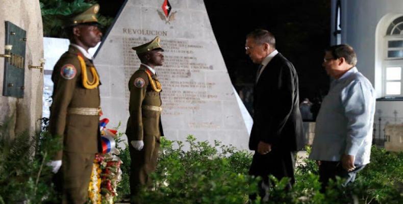 Canciller Serguei Lavrov rindió homenaje al lider histórico Fidel Castro. Le acompaña su homólogo cubano Bruno Rodríguez. Foto / Cubadebate.