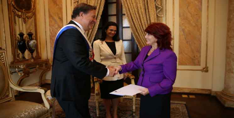 Varela dialoga con la nueva embajadora de Cuba en Panamá. Foto: PL