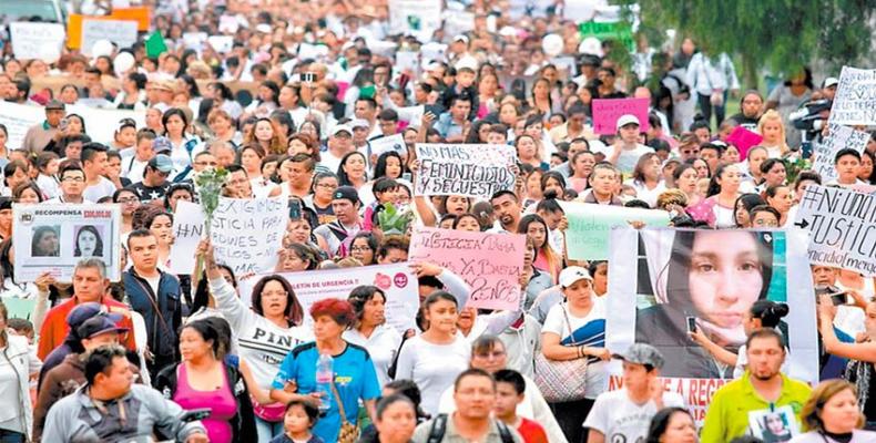 Mexican women and activists march to condemn disappearances, murders of 20 women.  Photo: La Jornada