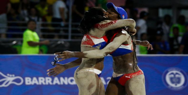 Sur la photo, Leila Martínez et Mailén Delis fêtent leur médaille d'or aux Jeux de Barranquilla.