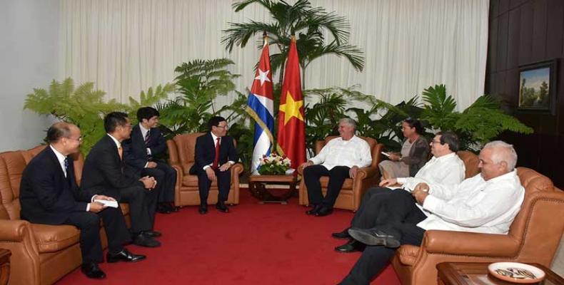 El dignatario cubano y Pham Binh Minh también conversaron sobre temas de mutuo interés de la agenda internacional. Foto: Estudios Revolución