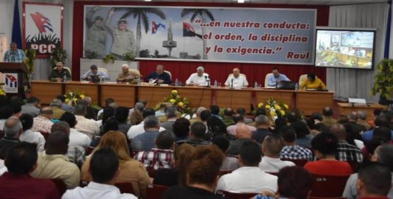Miguel Díaz-Canel asiste en Villa Clara a la presentación de las nuevas medidas de prevención contra el coronavirus. Foto: Cubadebate.