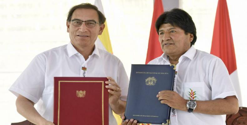 Los presidentes de Perú y Bolivia, Martín Vizcarra y Evo Morales respectivamente,  consolidan proyecto de tren bioceánico. Foto/twitter/evoespueblo