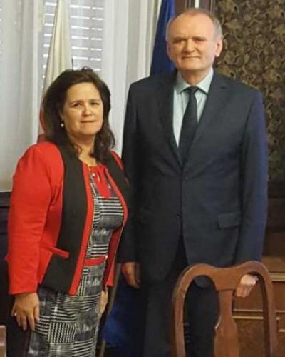 El titular Ivan Secik y la diplomática Yamilia Pita. Foto: Cubaminrex