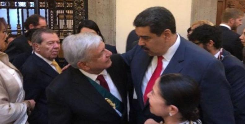 López Obrador (I) le agradeció a Nicolás Maduro (D) por asistir a su juramentación como presidente de México. Foto tomada de TeleSur