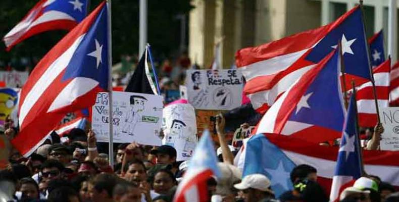 Maestros puertorriqueños realizan un paro en rechazo a la privatización de la educación pública