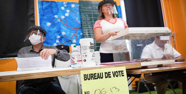 Mesa electoral durante segunda vuelta de elecciones municipales francesas en un colegio de Marsella, el 28 de junio de 2020.AFP/Clement Mahoudeau.