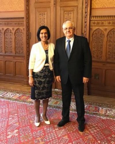 El Vicepresidente del Parlamento de Hungría, Janos Latorcai, se reunió con la Embajadora cubana Alicia Corredera para fortalecer las relaciones bilaterales.Foto
