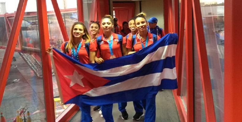 Los deportistas cubanos en la terminal aérea habanera. Foto: ACN