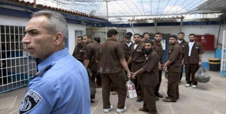 File photo shows Palestinian prisoners at an Israeli detention facility in the occupied territories.