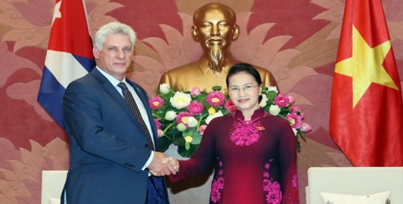Miguel Díaz-Canel fue recibido en Hanoi por la presidenta de la Asamblea Nacional, Nguyen Thi Kim Ngan. Fotos: VNA