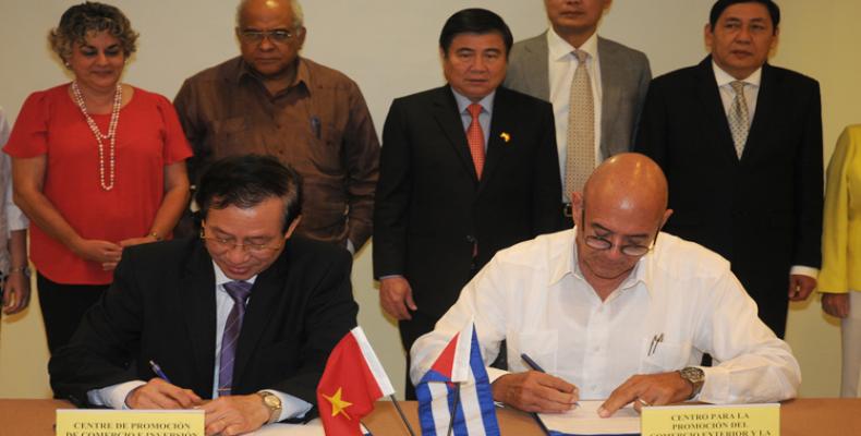 Representantes de ambos países firman importantes acuerdos comerciales. Foto: PL