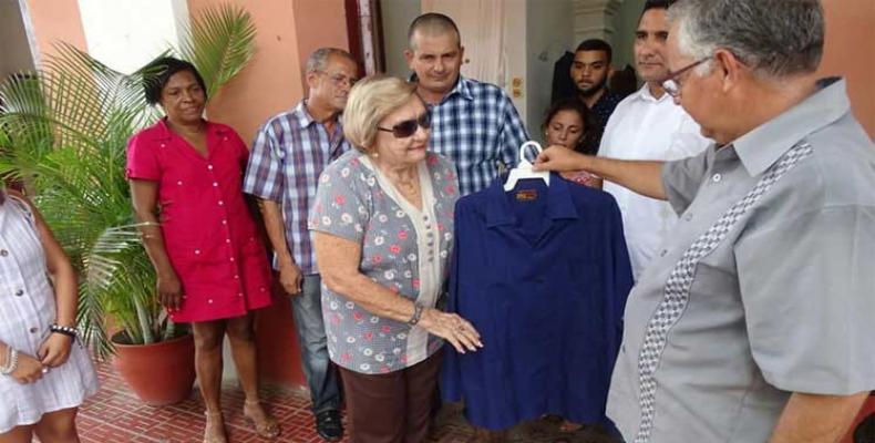 Entregan prenda de Ramón Castro a Museo de la Guayabera en Cuba. Foto: PL.