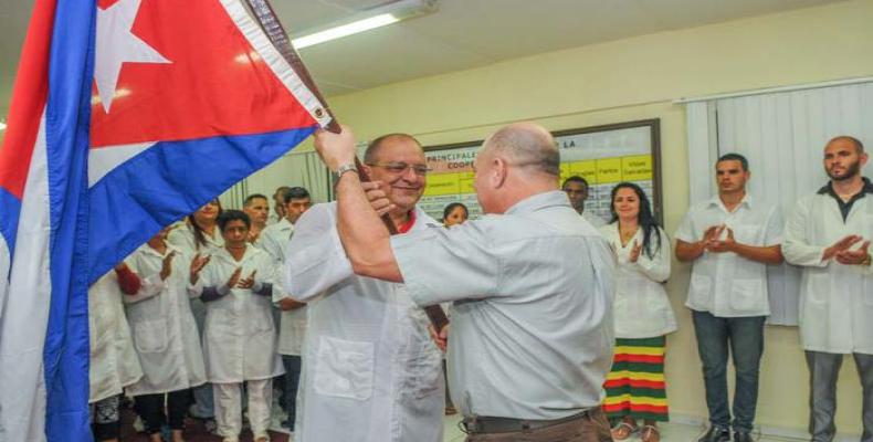 Ministro cubano abandera brigada médica que  viajó a Perú. Foto:  Diario Granma