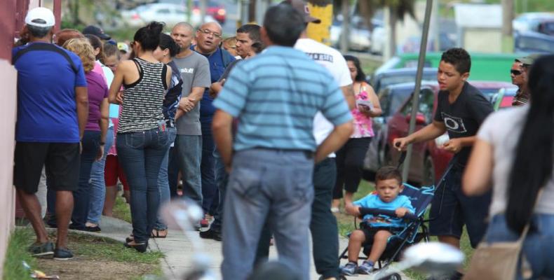 Largas filas de desempleo en Puerto Rico. (Imagen tomada de internet.)