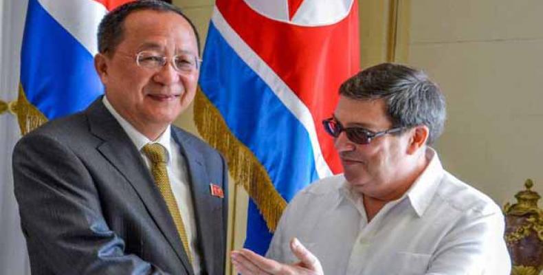 Rodríguez Parrilla (D) recibió a Ri Yong Ho (I) en la sede de la Cancillería cubana. Foto: Yaciel Peña