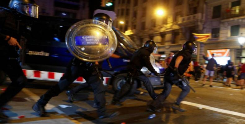 Protesters clash with police in Barcelona on Catalan referendum anniversary.  Photo: EFE