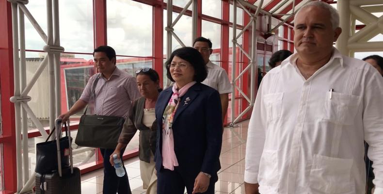 Emilio Lozada, responsable des affaires bilatérales au ministère cubain des Affaires étrangères, a pris congé de la dirigeante vietnamienne à l'aéroport interna