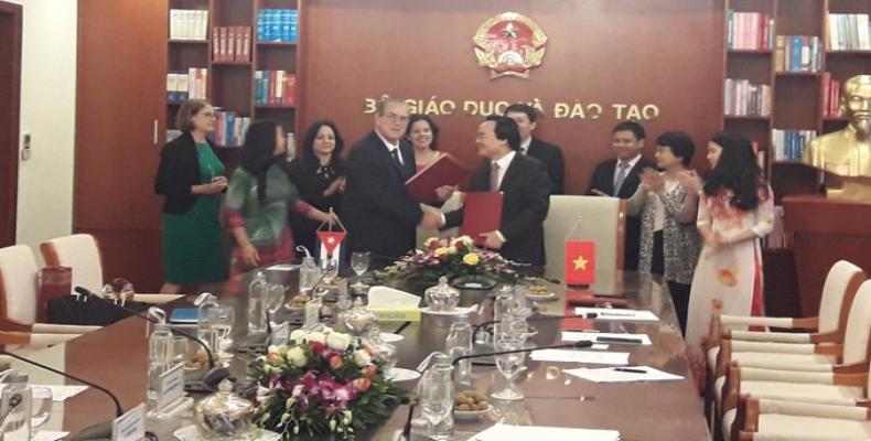 Cuba y Vietnam rubricaron un acuerdo cooperación académica.Foto:@EmbaCubaVietnam