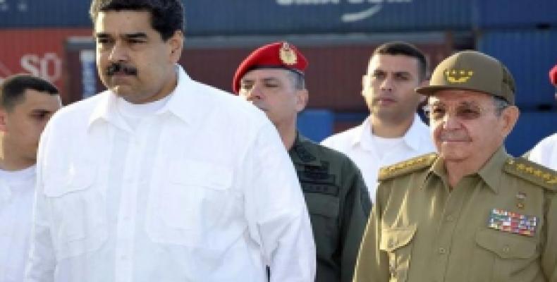 Nicolás Maduro (I) junto a Raúl Castro (D) durante uno de sus viajes a Cuba. Foto: Archivo