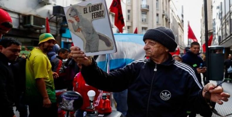 A man protests against economic recession in Buenos Aires, Argentina, May. 15, 2018.   Photo: EFE