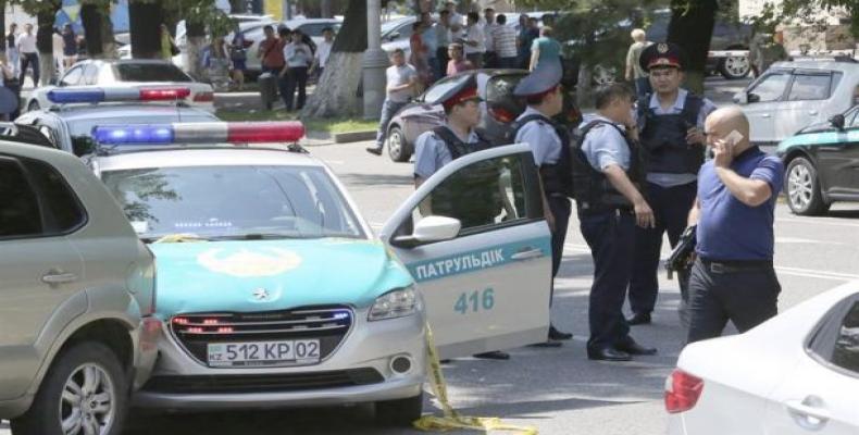 La policía kazajistaní investiga en el lugar donde se produjo el tiroteo en Almaty, Kazajistán. Foto/EFE