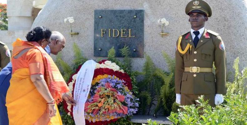 Presidente de la India, Ram Nath Kovind, rinde homenaje a Fidel Castro en el cementerio Santa Ifigenia./Imagen:Miguel Rubiera Jústiz (ACN)