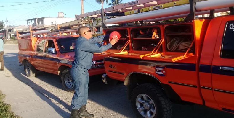 Electricity network employees from other provincies are helping Havana to restore the service. ACN Photo