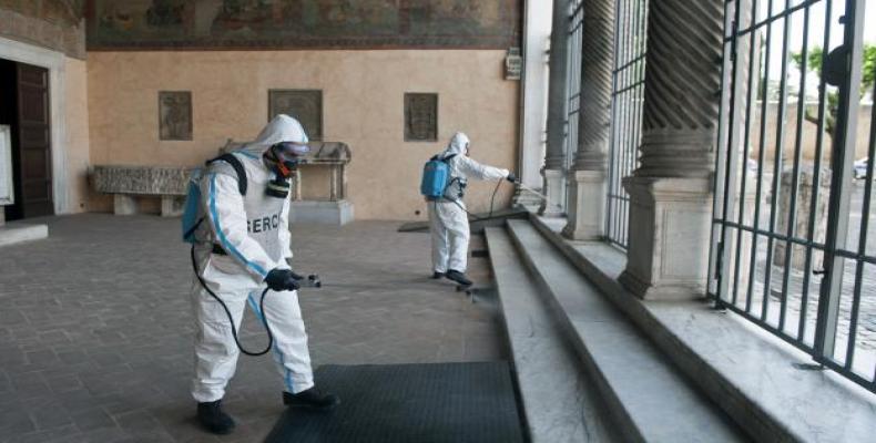 Unos hombre vestidos con equipo protector desinfectan la Basílica de San Lorenzo Alessia Giuliani / Polaris