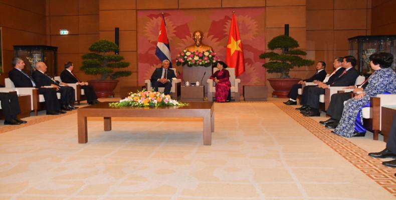 Díaz-Canel y la delegación que lo acompaña departen con las autoridades parlamentarias de Vietnam. Fotos: Marta Llanes/PL