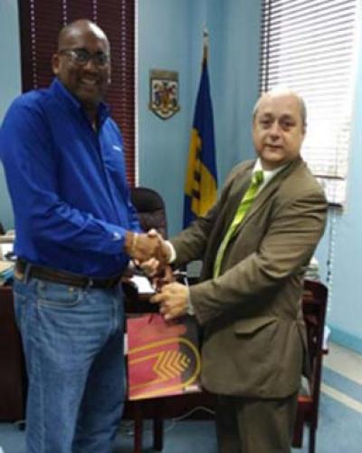 Ministro de Turismo de Barbados, Richard Sealy, y embajador cubano, Francisco Fernández/Imagen: Cubaminrex