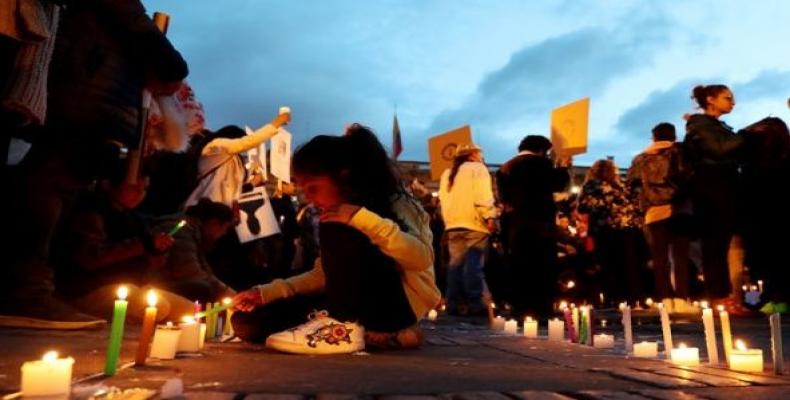 Colombianos rinden tributos a víctimas
