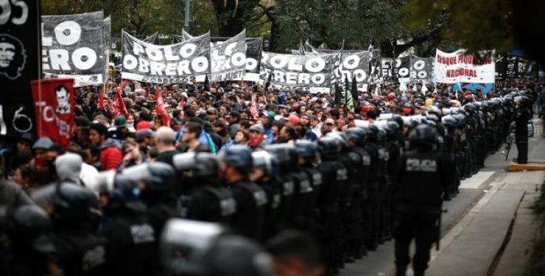 Police try to prevent social organizations from camping in Buenos Aires.  (Photo: EFE)