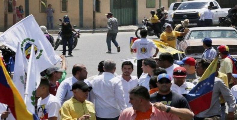 While talking with his team on the street, Juan Guaido returns to see the alleged hitman in Barquisimeto.  (Photo: Twitter / @AlbertoRodNews)