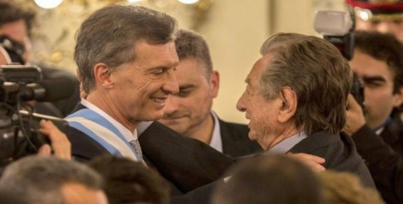 Sur la photo, Mauricio Macri est félicité par son père peu après son investiture à Buenos Aires.