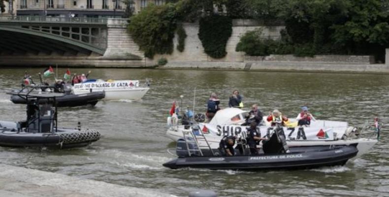 France's river police escort a boat belonging to the Gaza Strip-bound Freedom Flotilla in Seine River, Paris on June 17, 2018.  Photo: Reuters