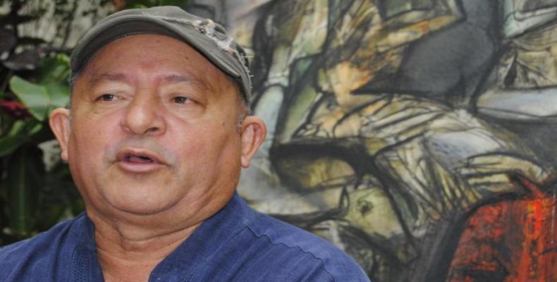 En entrevista exclusiva a Radio Habana Cuba, el pintor cubano Nelson Domínguez comenta sobre su aficción por los habanos.